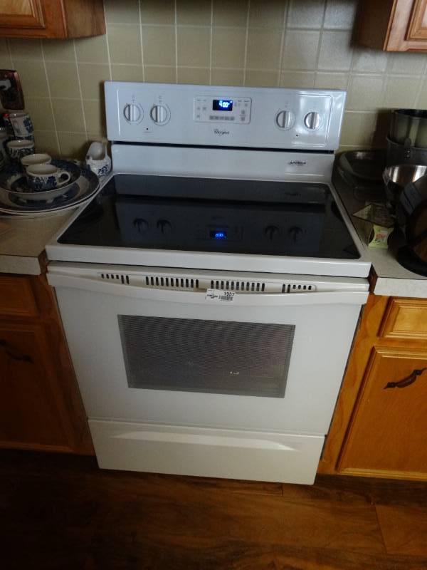 lot 1957 image: Whirlpool electric stove.