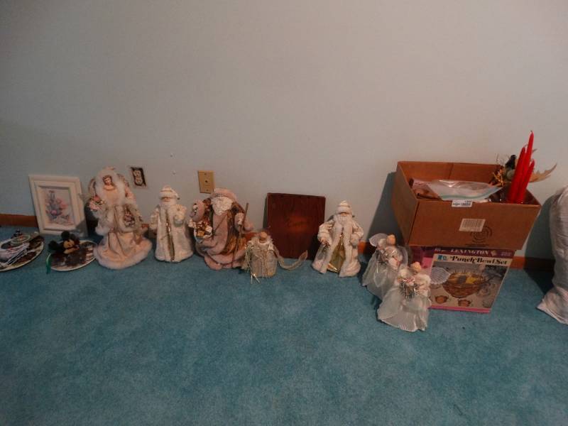 lot 1959 image: Lot of christmas decor.