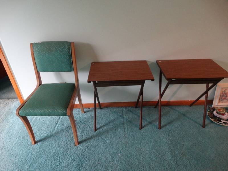 lot 1962 image: Chair and 2 tv dinner trays.