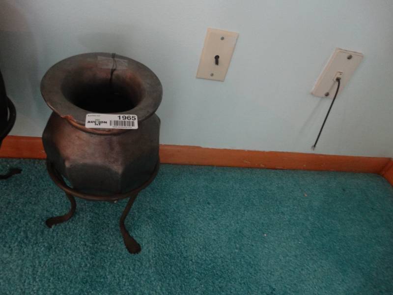 lot 1965 image: Vase with stand.