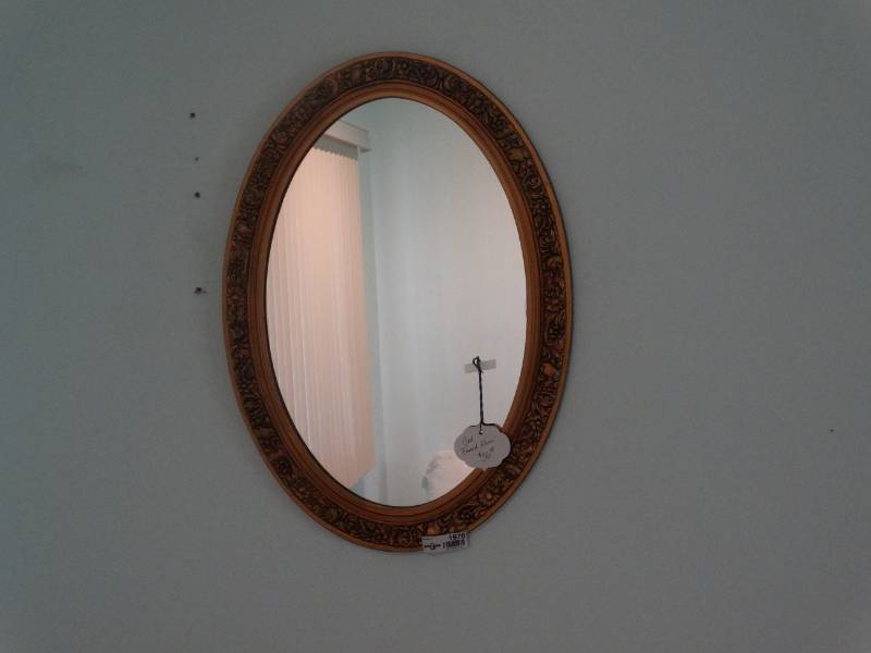 lot 1970 image: Oval framed mirror.