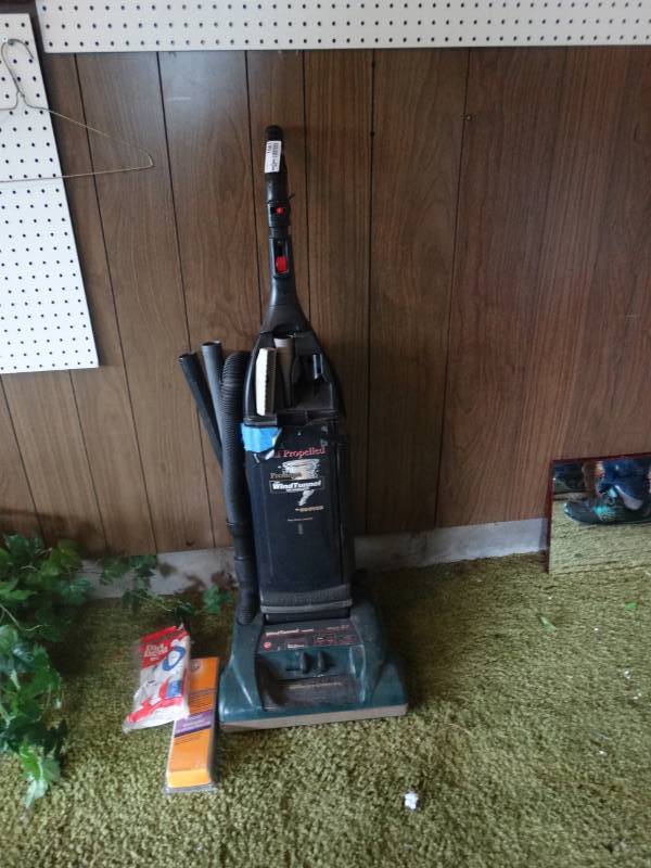 lot 1981 image: Hoover wind tunnel vacuum.