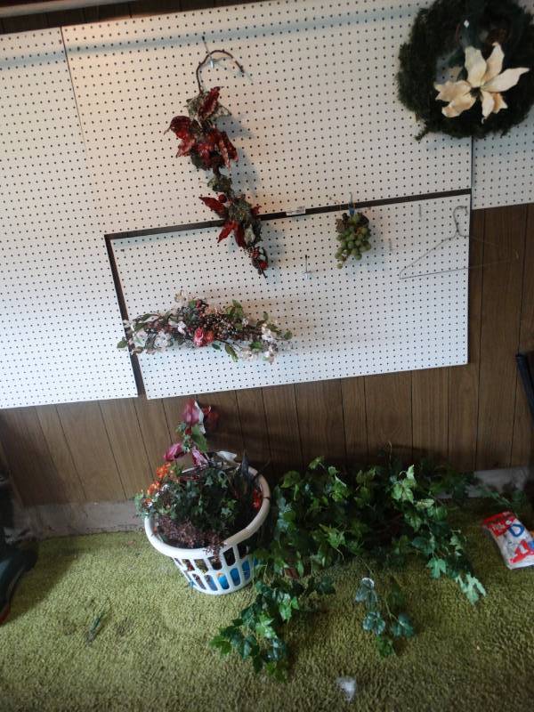 lot 1982 image: Faux plants.