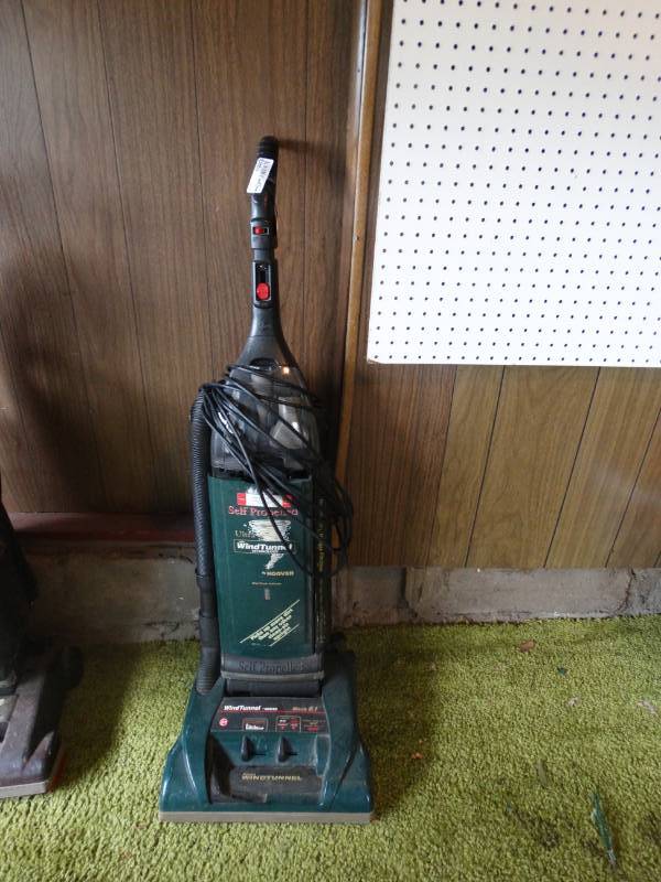 lot 1983 image: Hoover wind tunnel vacuum.