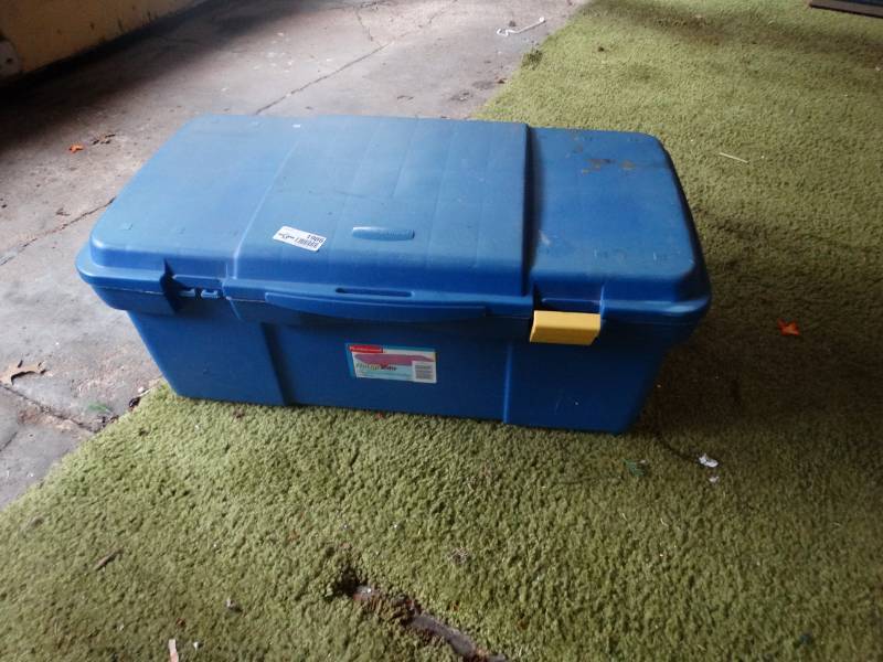 lot 1986 image: Tote has one broken latch.