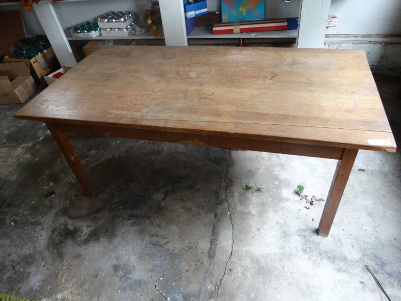 lot 1987 image: Table.