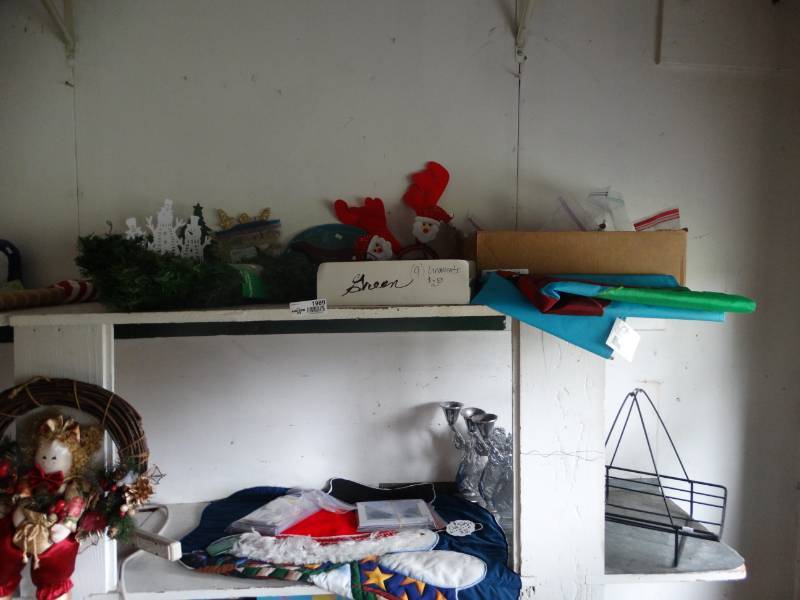 lot 1989 image: Lot of christmas.