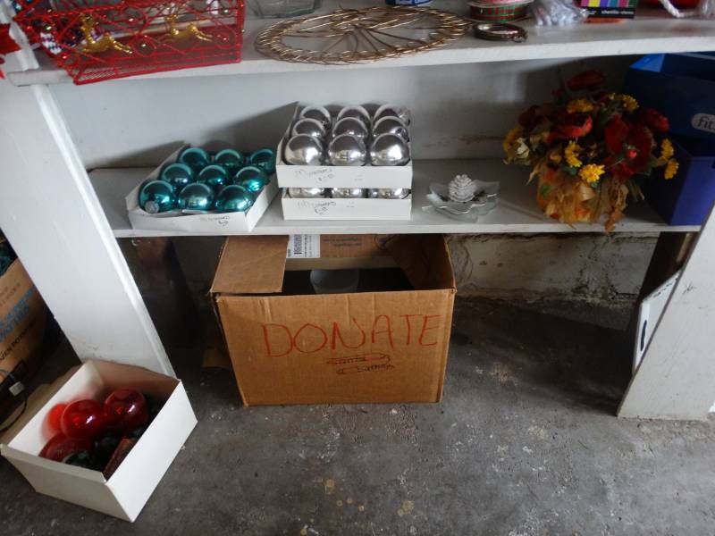 lot 1991 image: Lot of christmas.