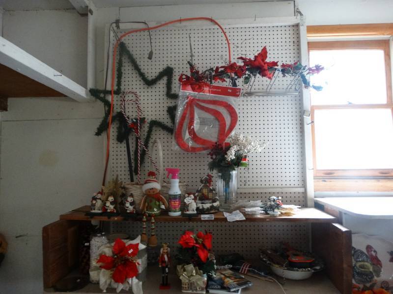 lot 1994 image: Lot of christmas.