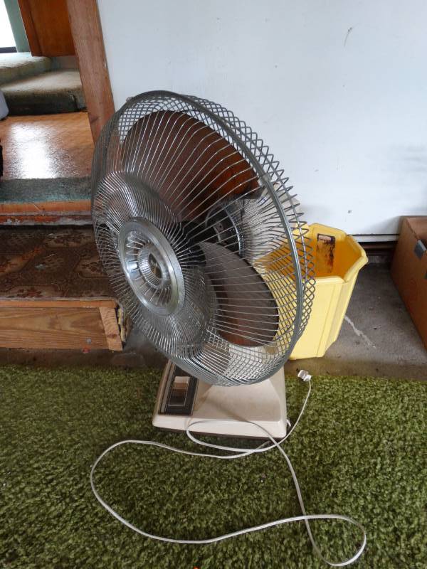 lot 1999 image: Fan and small trash can.