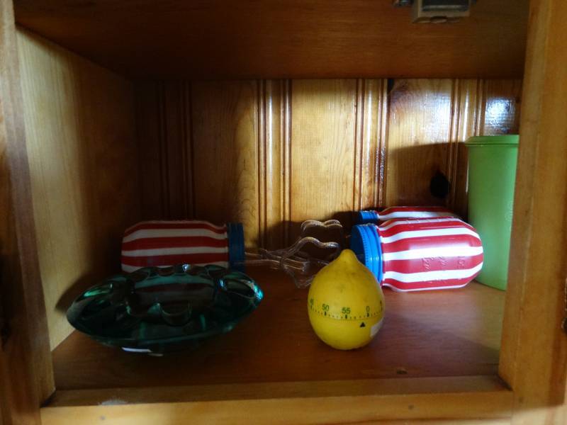 lot 17000 image: Lot in cabinet.