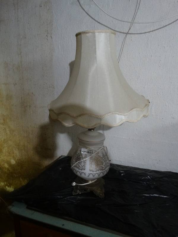 lot 17012 image: Lamp.