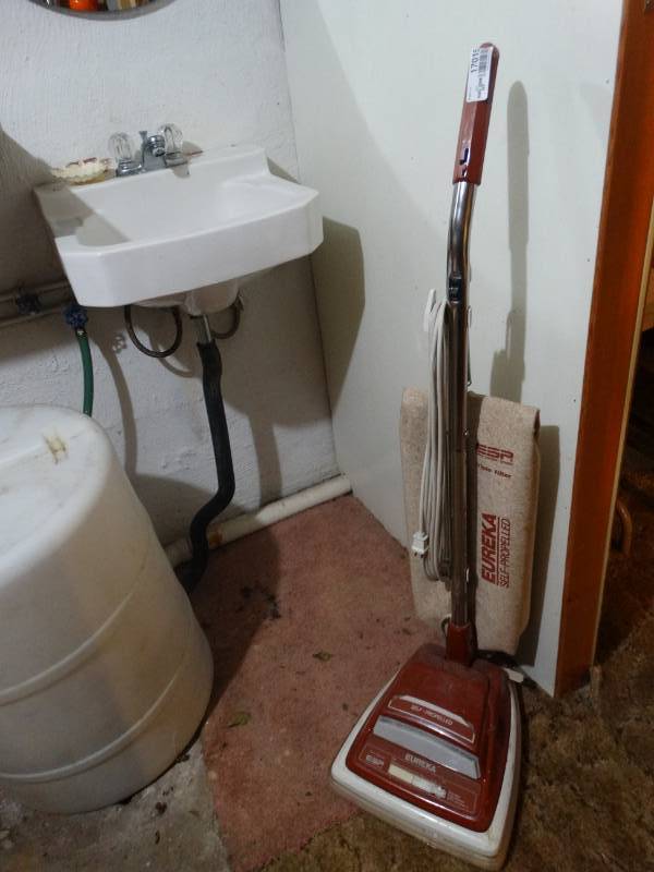 lot 17015 image: Eureka vacuum.