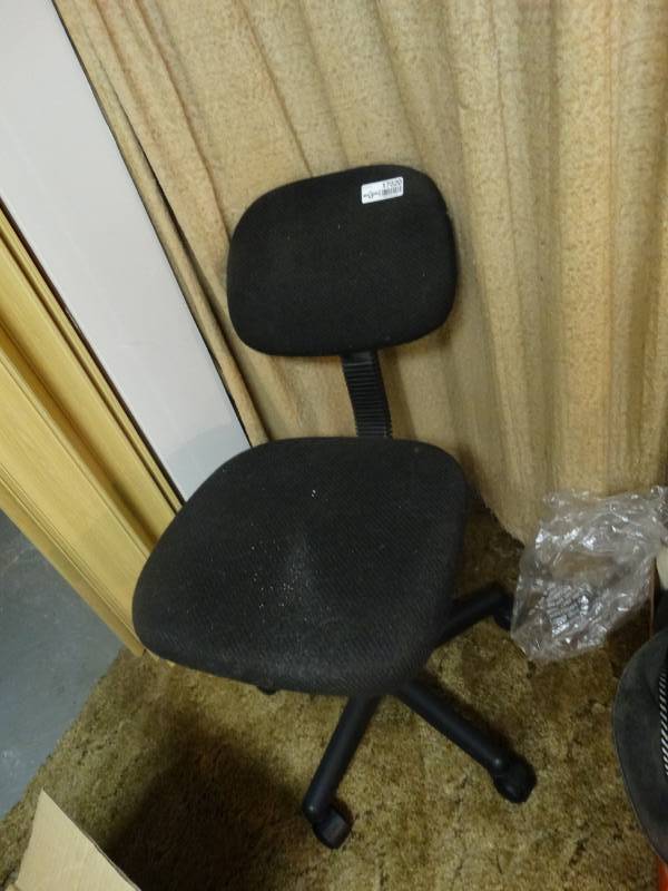 lot 17020 image: Office chair.