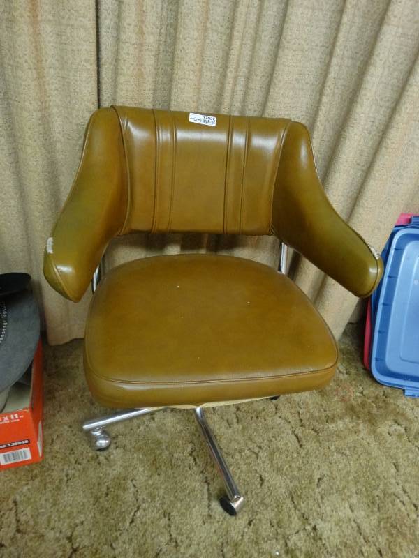 lot 17022 image: Chair with wheels.