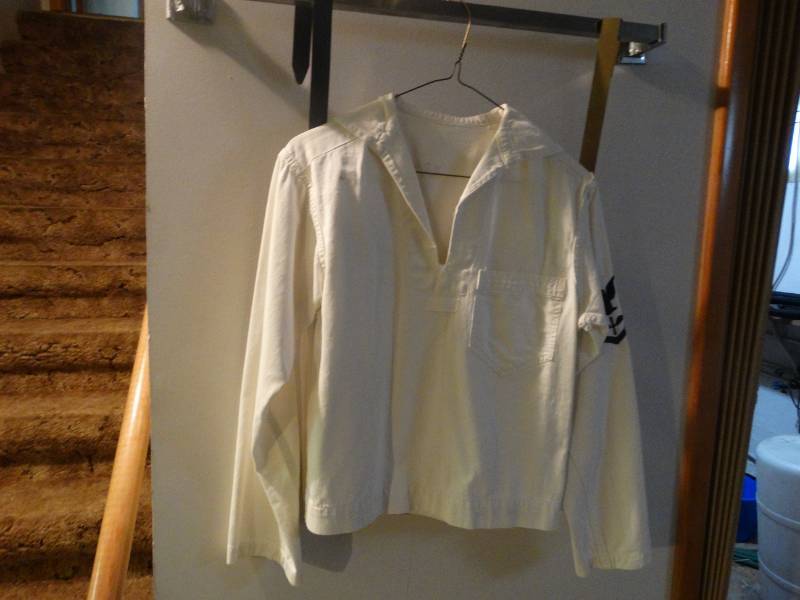 lot 17026 image: 2 Service shirts and some service hats and a wool blanket.