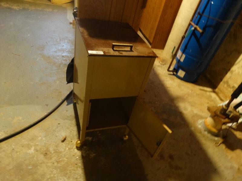 lot 17041 image: 2 Drawer file cabinet.