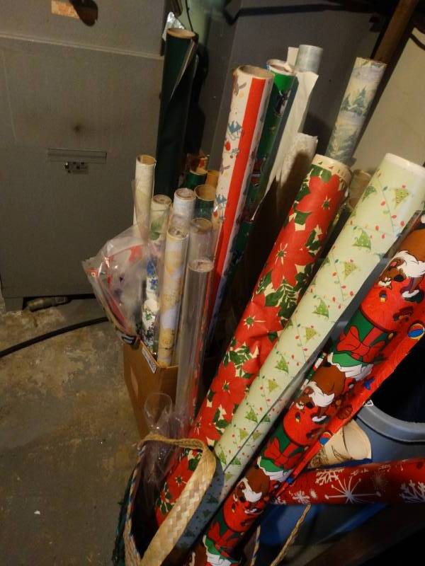 lot 17042 image: Lot of christmas wrapping paper.