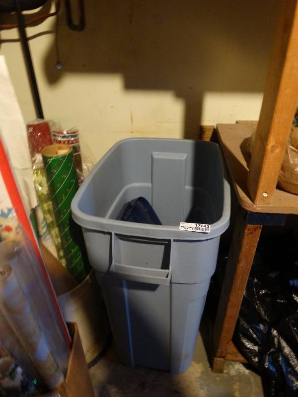 lot 17043 image: Big trash can with lid.