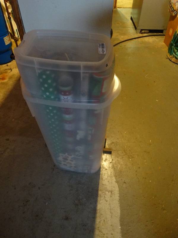 lot 17047 image: Lot of wrapping paper and tote with lid.