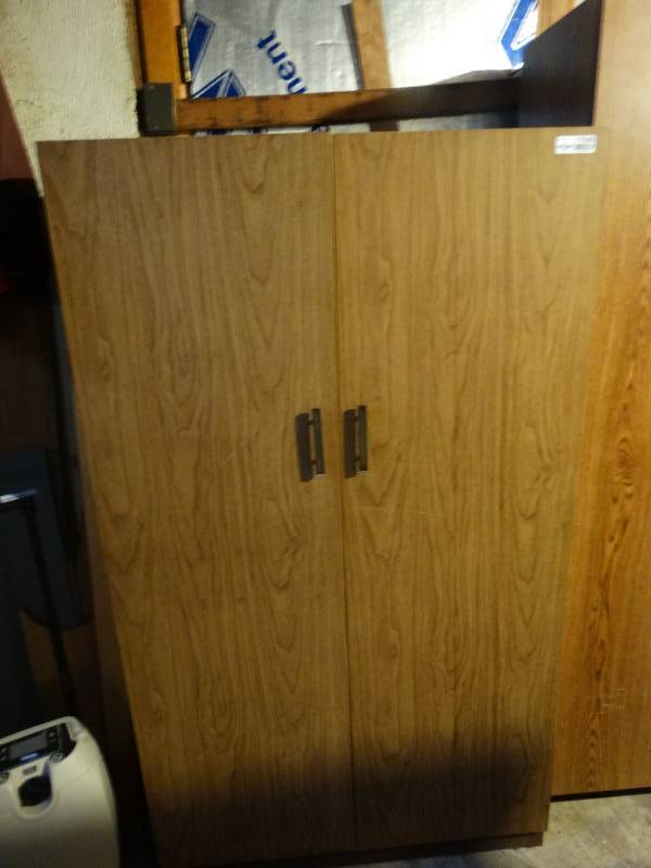 lot 17049 image: Metal cabinet.