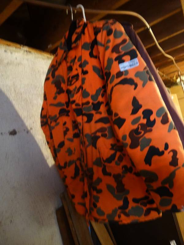 lot 17051 image: 2 mens coats, unknown size.