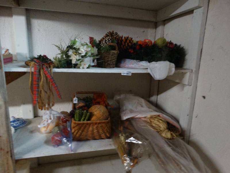 lot 17058 image: Lot of decor.