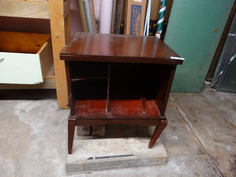 lot 17067 image: Small wooden side table, has one loosebroken leg and is missing another leg.