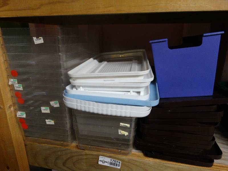 lot 17074 image: Lot of containers with lids.