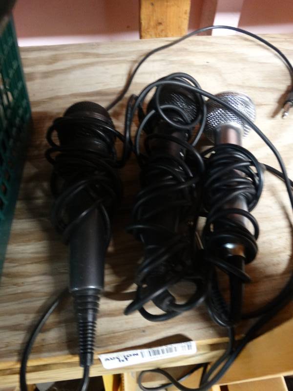 lot 17076 image: 3 Microphones.