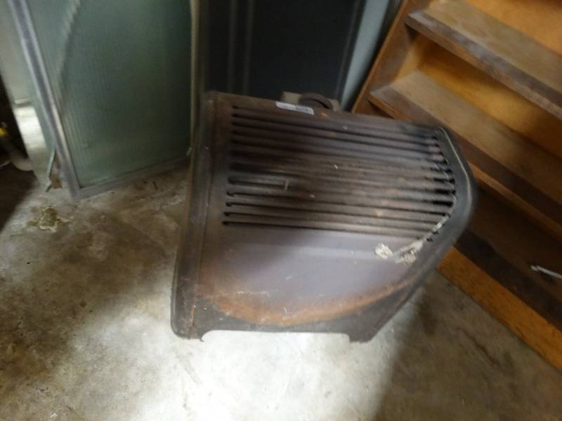 lot 17083 image: Old metal heater.