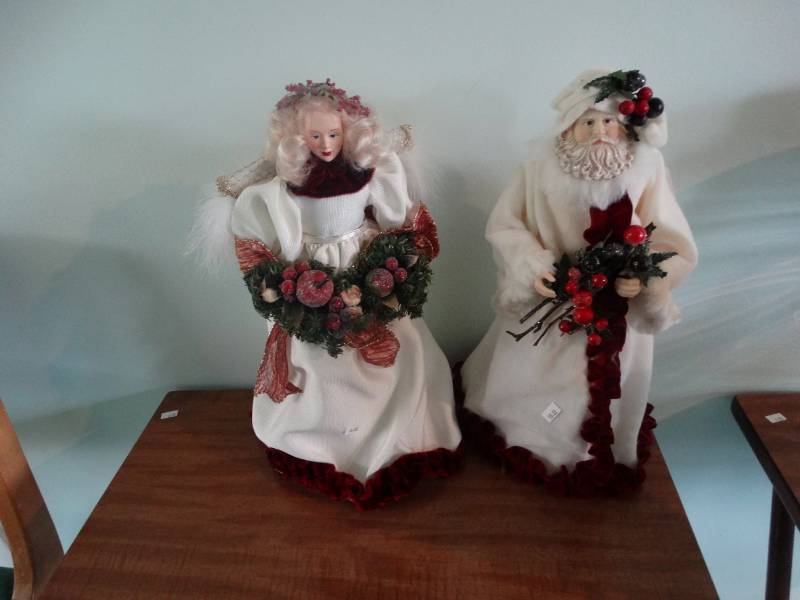 lot 17086 image: 2 christmas decor.