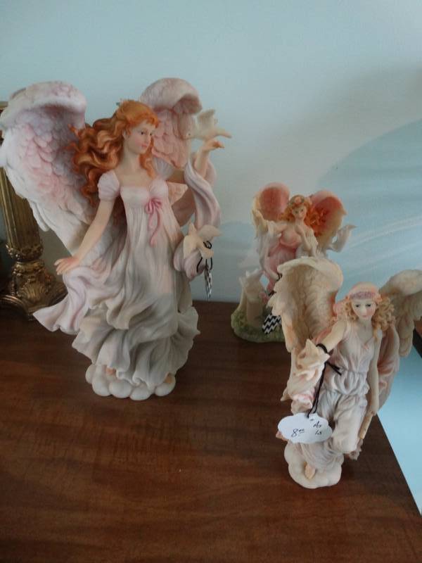 lot 17087 image: 3 Angel decor.