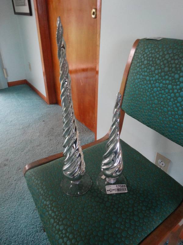 lot 17089 image: 2 Christmas decor.