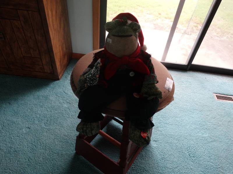 lot 17090 image: Christmas frog decor.