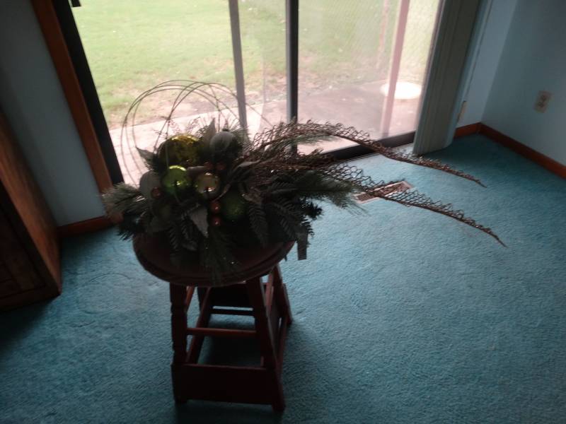 lot 17091 image: Holiday table decor.