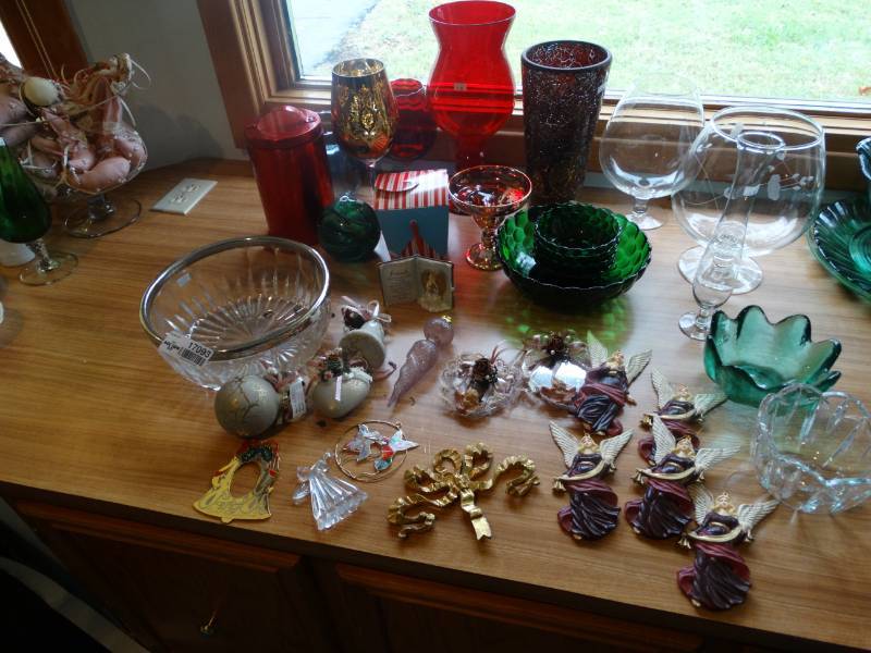 lot 17093 image: Lot of glass bowls, decor, vase, etc.