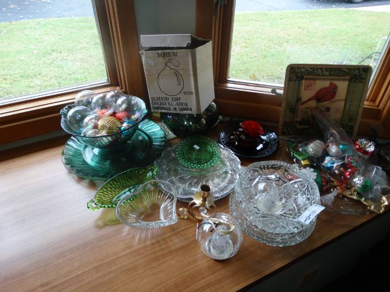 lot 17094 image: Lot of christmas decor, glass bowl and plate, christmas bulbs, etc.