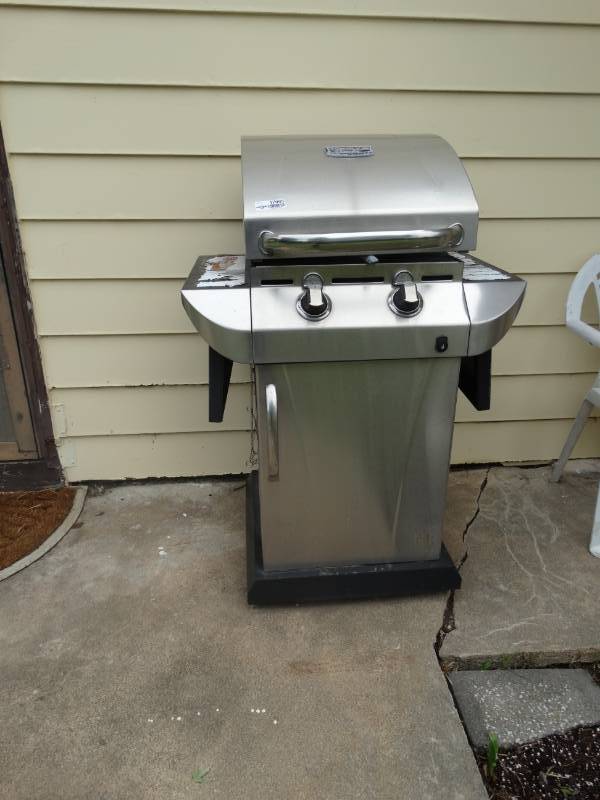 lot 17095 image: Char-broil gas grill.
