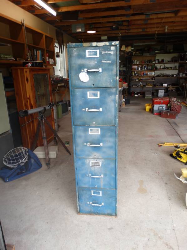 lot 17098 image: 5 Drawer metal file cabinet.