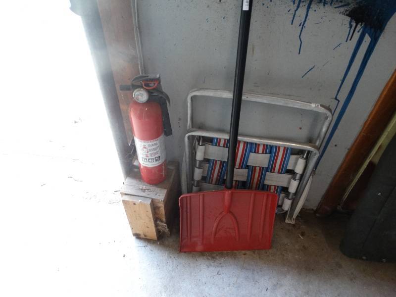 lot 17100 image: Fire extenguisher, child chair and snow shovel.