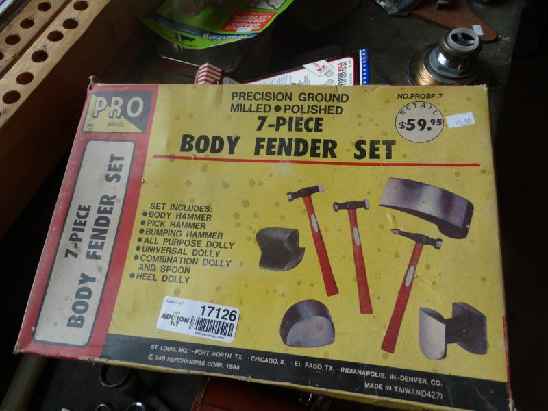 lot 17126 image: 7 Piece Body fender set.