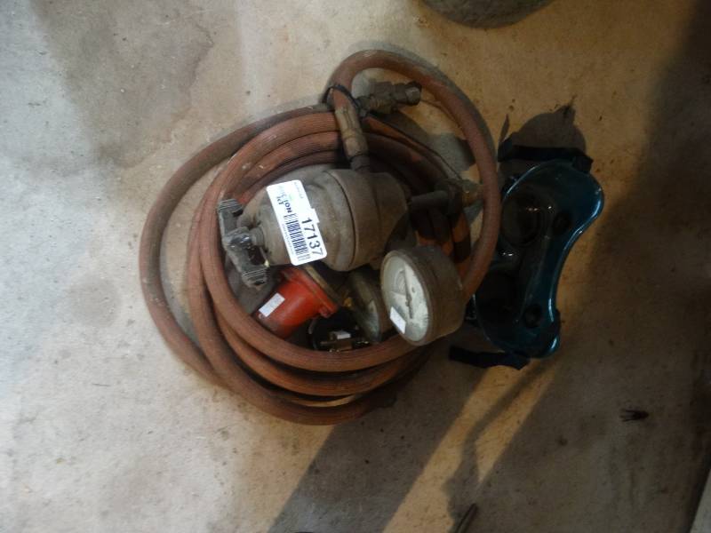 lot 17137 image: Hose with guages.