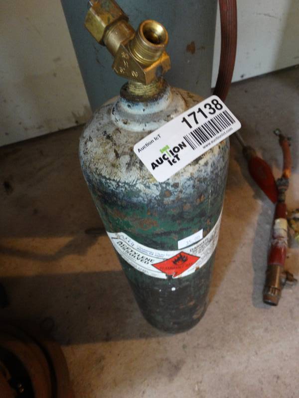 lot 17138 image: Acetylene dissolved cylinder.