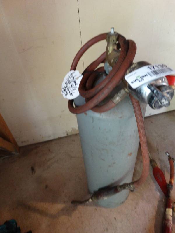 lot 17139 image: Acetylene torch w 3 attachments.