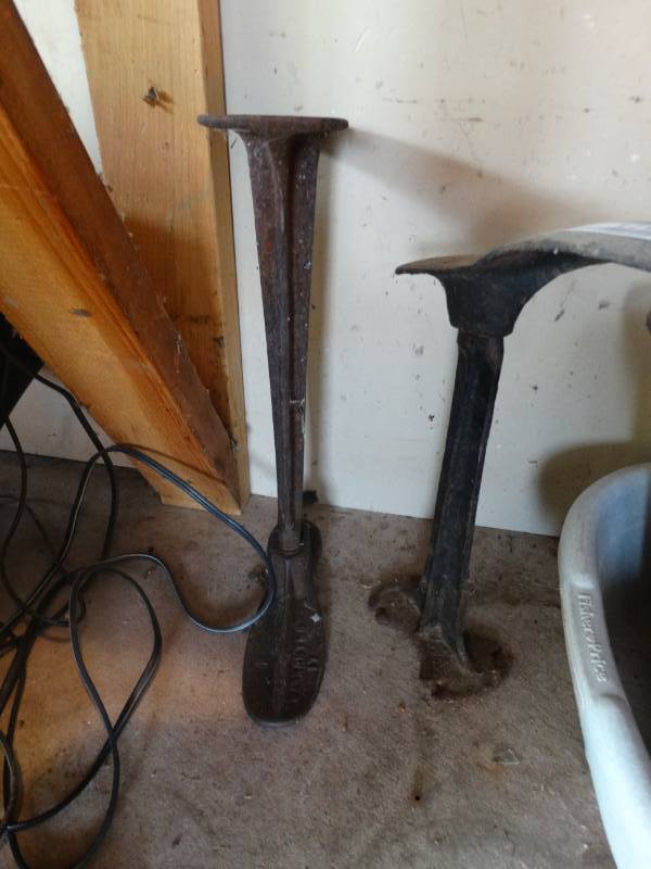 lot 17143 image: 2 Cast iron cobbler stands.
