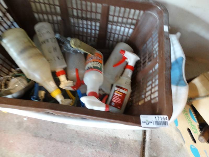 lot 17144 image: Lot of spray bottles and 2 baskets.