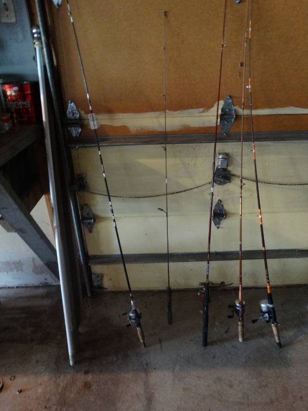 lot 17145 image: Lot of fishing poles.
