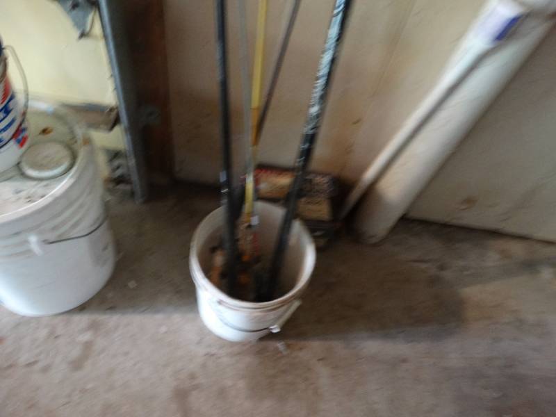 lot 17147 image: Lot of fishing poles.