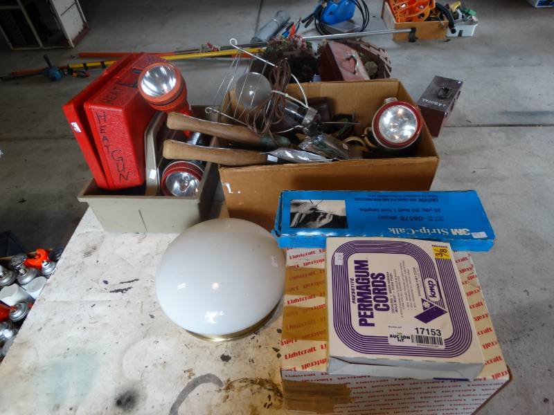 lot 17153 image: 2 Light fixtures, 3m strip calk, flashlights, extension cords and more.